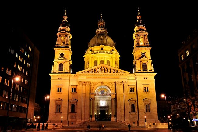 イシュヴァーン広場へ着きました。<br />聖イシュトヴァーン大聖堂です。<br />