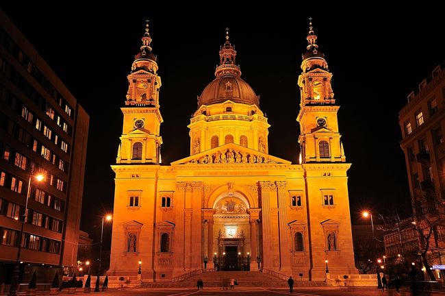 聖イシュトヴァーン大聖堂<br />建国１０００年を記念して、５０年の歳月をかけて建てられました。ハンガリーで一番大きな教会です。<br />堂々としています。<br />このあと地下鉄３号線でホテルまで戻りました。<br />料金は３２０フォリント（１６０円）/一人です。ここではフォリントが必要です。このため、ジェルボーでもビール代のおつり５ユーロを１０００フォリントにしてもらいました。