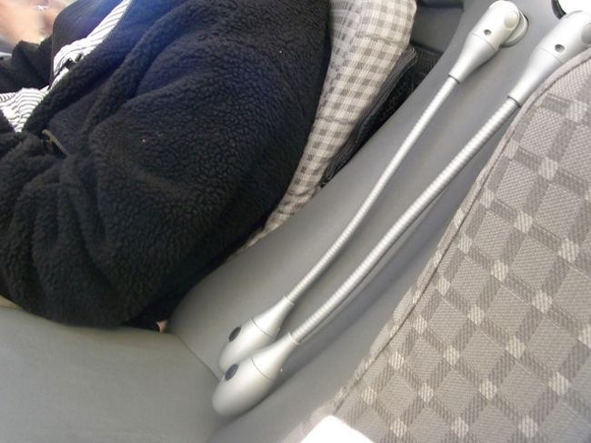 これはフレキシブルに曲がる手元照明でした。<br />便利です。