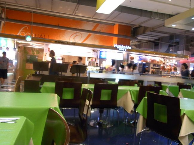 次の日の夕食はサイアムパラゴンの地下一階へ。<br />このタイ料理とインド料理が食べられるというレストランコーナー？へ入りました。<br />