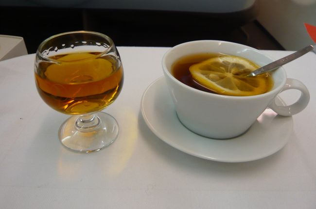 紅茶をいただき、　更にコニャックも。　これで　ぐっすり！