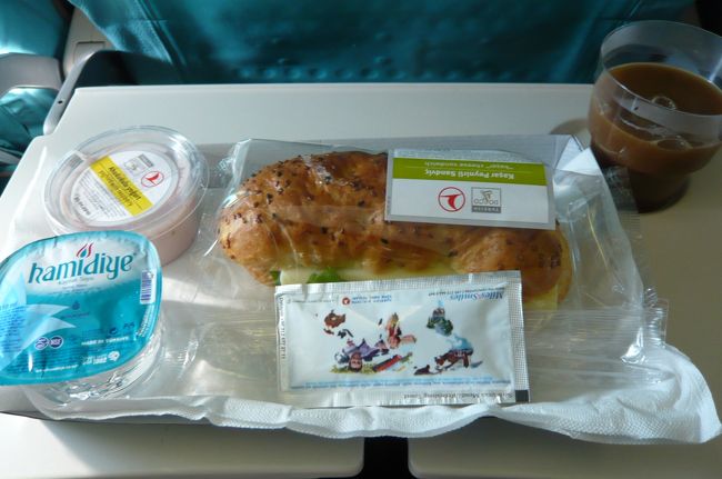 予定より１０分早く　イスタンブール着、広い　広い空港で国内線に乗り換え、すぐにまた食事のサービス。　今回は飲み物だけに。