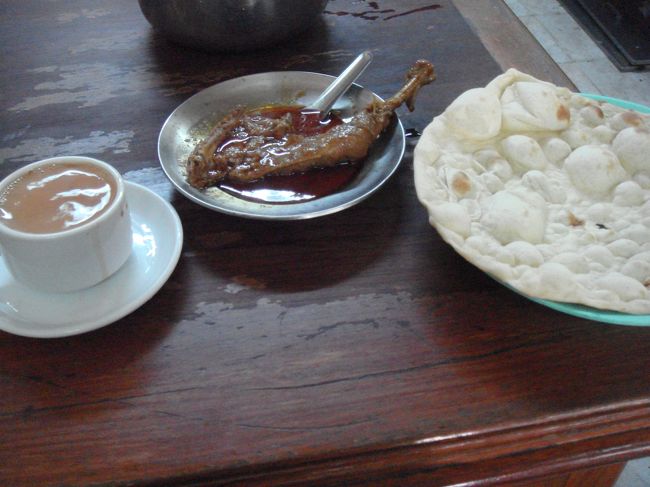 ミャンマーに来てはじめての料理はインド料理。<br />チャイがどうしても飲みたくやってきました。<br />やっぱり、インド系の人が作るチャイは濃くて美味しい。<br />本当に病み付きになります。<br />一方、ナンは日本で食べているナンとは異なり、<br />クリスピーな感じだった。<br />少し物足りない感じがしたが、<br />暑さのせいで食欲もそんなにはわかない。