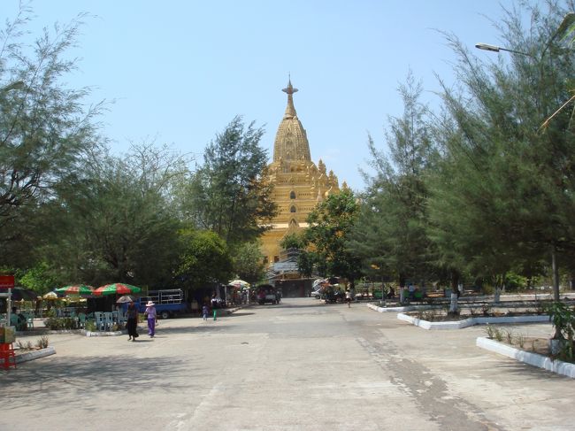 ナーガ洞窟パヤー<br />町の中心部からタクシーで到着。<br />4000チャットで話をつけた。<br /><br />昼間で暑いせいか殆どの人は日陰で一休み。<br />私も中を見てから、<br />この寺院の敷地内にあった店で、<br />キンキンに冷やされた水を一気飲みして、<br />次の目的地へ向かいました。