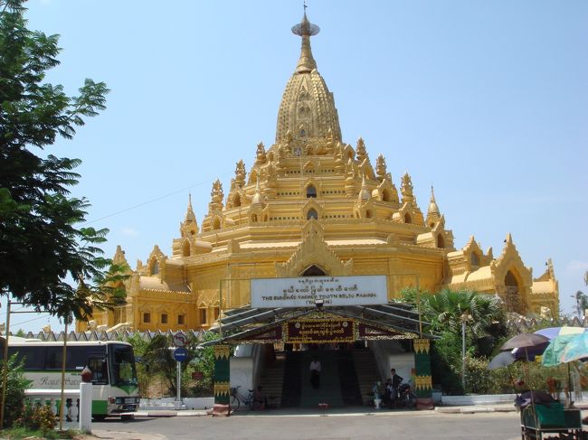 ナーガ洞窟パヤー。<br />金がピカピカで本当に美しかった。