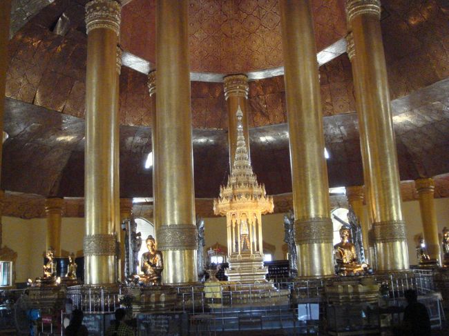 建物内部。<br />内部の写真撮影は駄目かも。<br />って思いながらも撮った。<br />何も言われなかったので問題なしと判断。<br />中は外より断然過ごしやすく、<br />多くの人間は中で寝ていた。