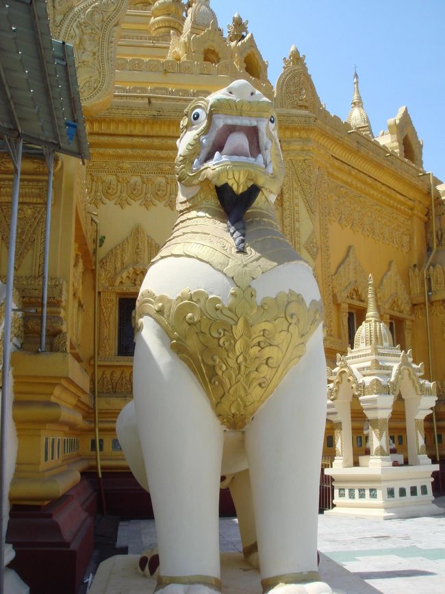 ナーガ洞窟パヤーの入り口にいた狛犬的な？像。