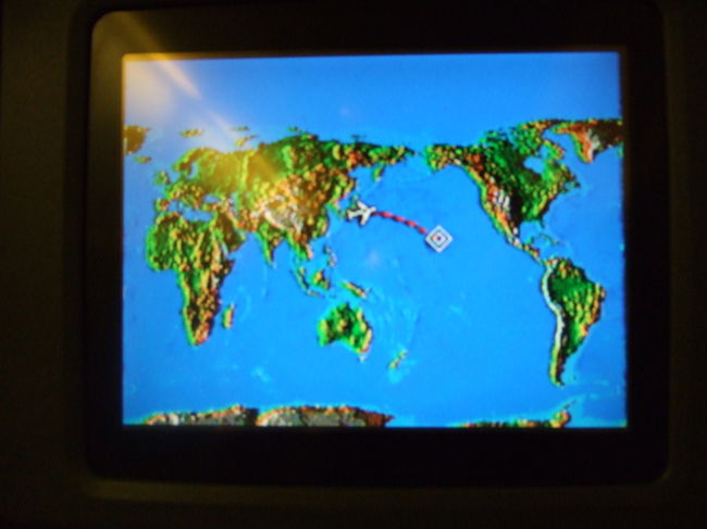 ハワイまでまだまだ…<br />セントレア〜ホノルル　行きの飛行時間は6時間30分だったかな。<br /><br />寝よう寝ようと努力しますが…<br />先ほどのアルコールで酔ってしまいました…