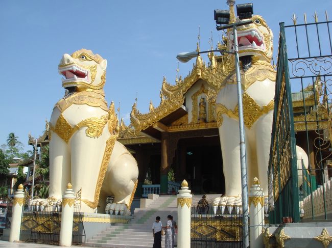 寝仏像を見て、<br />一番有名なシュエダゴン・パヤーへ。<br />タクシーで1500チャット也。<br />チャウッタヂー・パゴタから歩いていこうと思い、<br />歩き始めるがもう暑さでヘロヘロ。<br />少し歩いたところでタクシーを止める。<br />1500チャットで行くというので、<br />1000チャットにして欲しいとお願いするが、<br />叶わず…。<br />次のタクシーを探した。<br />すぐに見つかり、ここでも1500チャットというので、<br />それがここの相場なのかなと思い、<br />そのタクシーに乗った。<br /><br />タクシーに乗ってから気が付いたが、<br />とても歩けるような距離ではなかった。<br />そういうこともあり、<br />タクシーでシェッタゴンに行って良かった。<br /><br />入り口でタクシーを降り、<br />中に入っていく。<br />長い階段があるが暑さで意識が朦朧。<br />歩いている途中で気持ち悪くなり、<br />吐き気をもよおした。