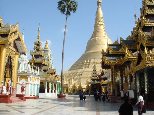 シュエッタゴンは非常に綺麗で見ごたえ十分だったが、<br />暑くて気持ち悪くて、吐き気がして…。<br />あまりにもしんどかった。<br />私も地元の人間に混ざり、<br />しばし、日陰でのんびりと過ごしていた。<br />暑さのせいで、ご機嫌も良くなく座っていた。<br />長い間ボーっとしていると、<br />遠くの方から係員がやってきて、<br />入場料5ドル徴収していった。