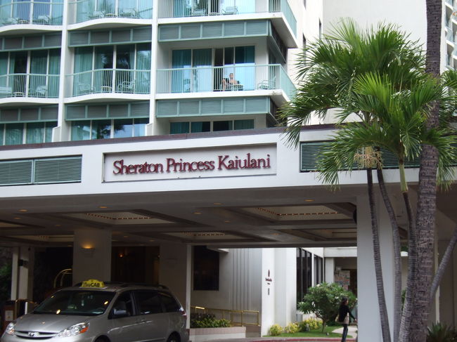 ホテルはシェラトンプリンセスカイウラニホテル。<br />1時チェックインでしたが12時半くらいにチェックインできました。<br /><br />少し古い感じのホテルですが、立地は最高！<br />ワイキキど真ん中です。<br />夜はアロハの音楽のコンサートをやっていました。<br />とても心地よかったです。