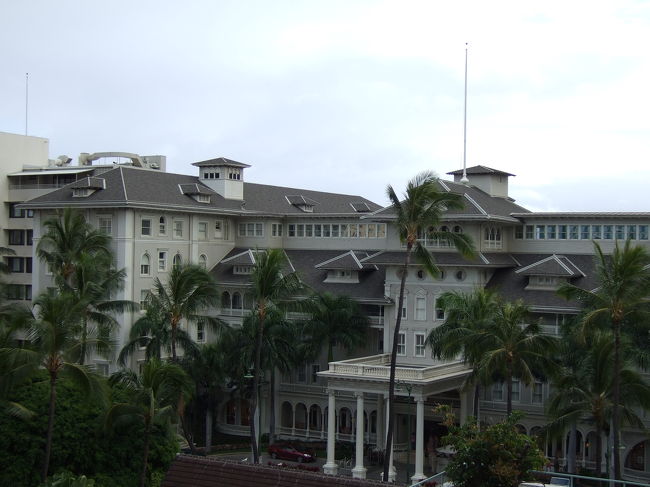 道を挟んで前はモアナサーフライダーウェスティン。<br />素敵だなぁ。。<br />いつか泊まってみたい…<br /><br />お隣はハイアットリージェンシーです。