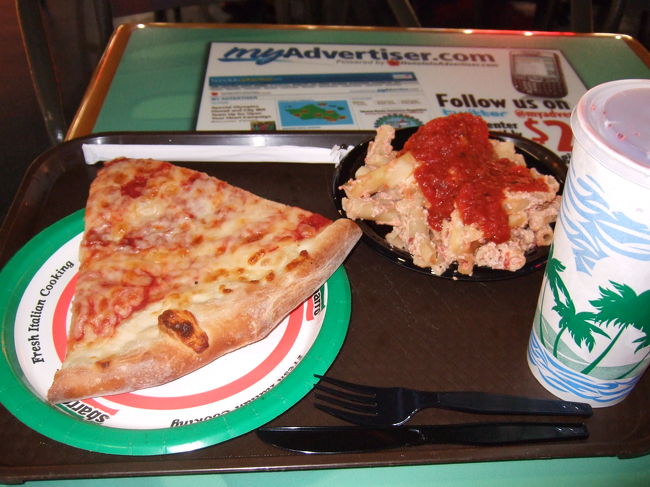 ワイケレから戻ったら次はアラモアナセンターへ。<br />オールドネイビーでビーサンを購入。<br />明日は海へ行くんです★<br /><br />夕飯はアラモアナのフードコートにて。<br />スバーロ？だったかな…<br />調子に乗ってピザとパスタのセットにしてしまっています。<br /><br />…もちろん食べれません。<br />