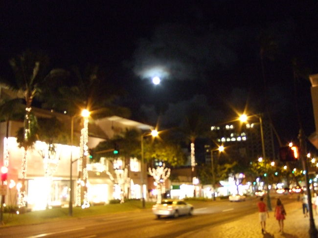 ハワイの夜は長いです。<br />11時くらいでもたくさんの人がいます。<br /><br />この後水着を探していろいろ回ったり、横断歩道でバッグを落っことして外国人のおばさまに爆笑されて、路上の大道芸人に目を奪われ…<br /><br />何時間連続で起きていたんでしょうか（笑）<br />長ーい一日は終わりました。