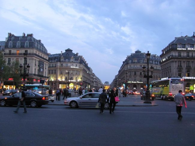 空港からホテルのあるオペラ地区まではロワシーバスで移動。観光バスのようなバスを想像していたのだが、荷物置き場のある普通の路線バスで満員のため立ったまま１時間の移動。<br />パリの地下鉄のゲートはスーツケースを持って移動するのは本当に大変なので、バス停近くのホテルでないのであれば到着時だけでも送迎を頼んだほうが良いと思った。