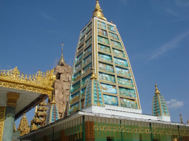 仏教説話が描かれている寺院。