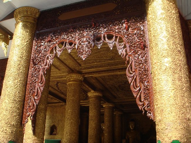 はっきり言って職業病です。<br />ついつい木材を見てしまうと、<br />反応してしまいます。<br /><br />それにしても細かい飾りが施されていた。<br />日本で言う欄間に近いものかな!?