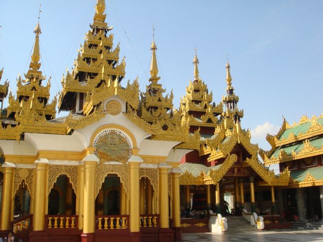 シェッタゴン・パヤーは見ごたえ十分で5ドル払った価値のあるものだった。しかし、それにしても熱々のタイルの上を裸足で移動するのは相当きつい。<br /><br />パゴタへは夜に行くべきです。