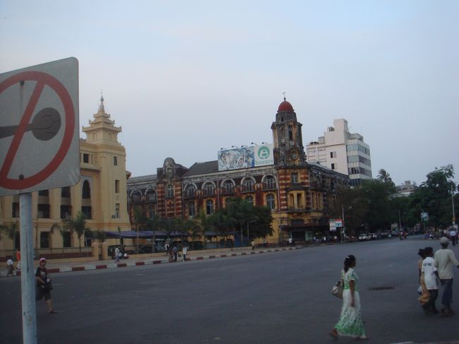 ヤンゴン市内。<br />イギリス統治時代に建てられた建物が結構残っているのでびっくり。