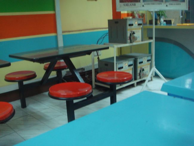 ある食堂にて。<br />ヤンゴンではよく停電が起きるので、<br />自家発電機が置いてある。<br />この食堂にも端の方に小さな機械が置いてあった。