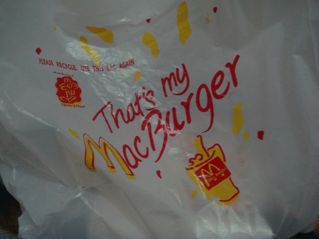 ミャンマーにはマクドナルドはありません。<br />しかし、それに似た店を発見。<br />その名もマック・バーガー。<br />これは駄目です。ロゴを含めそっくりです。<br />かつて私が住んでいたモンゴルでは、<br />モンドナルドなる店がありましたが…。<br />発展途上国ではこういったことというのは、<br />ありがちです。