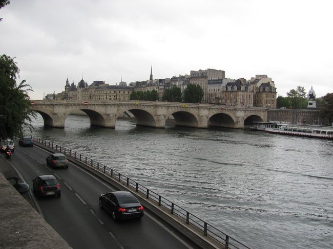 最初の目的地はノートルダム大聖堂。オペラ座、ルーブルを通り抜けてセーヌ川沿いをひたすら歩く。<br />この時期パリの天気は不安定らしく、晴れたり止んだり落ち着かない。