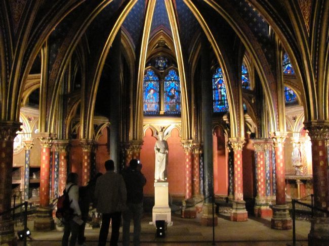 サント・シャペル１階。<br />最高裁判所内にあるためセキュリティチェックに時間がかかるのでなるべく早い時間帯に行ったほうが良いかも。<br />２階建てなのを知らなかったので、一瞬場所が違うのかなと思いました。<br />きちんとガイドブックの説明を読んでください。