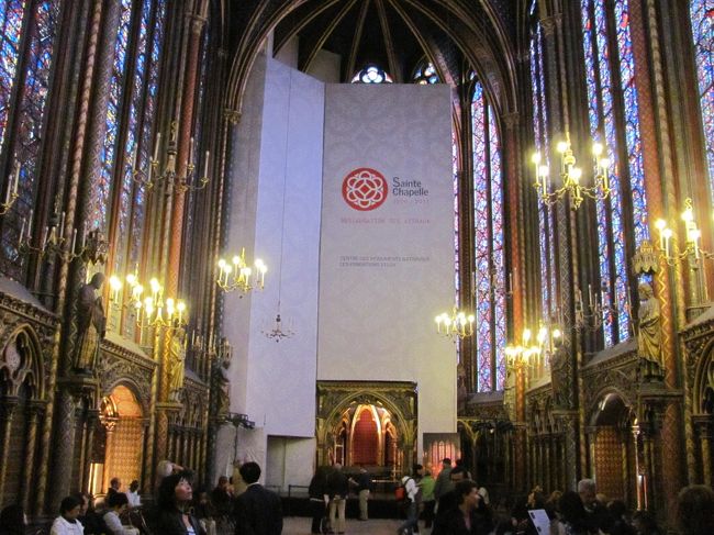 サント・シャペル２階。<br />なんと正面が修理中！一番大事なところだろ！<br />今回のパリはいろいろなところで修理が行われていました。完全な姿が見たい人は修理の時期を確認して行ったほうが良いです。