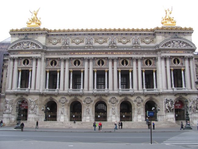 パレ・ガルニエ<br />近くで見ると緑の屋根が見えない。<br />もっと良い位置で写真を撮るべきでした。