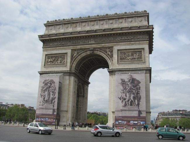 たぶんパリで一番有名な建物だと思われる凱旋門。<br />しかしここも修理中。裏にもまわってみたけど、同じく修理中。片方づつ修理すれば良いのに。