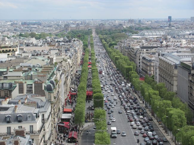 凱旋門の屋上テラスからシャンゼリゼ大通り方面<br />この時間は太陽も出てきてとてもきれいな景色が見れました。