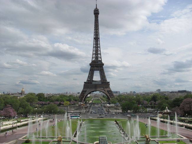 シャイヨー宮からエッフェル塔<br />この日は平日だったので１時間待ちぐらいで登れそうだったが、土日はすごい行列！<br />登りたいならタイミングを見計らったほうが良さそうです。
