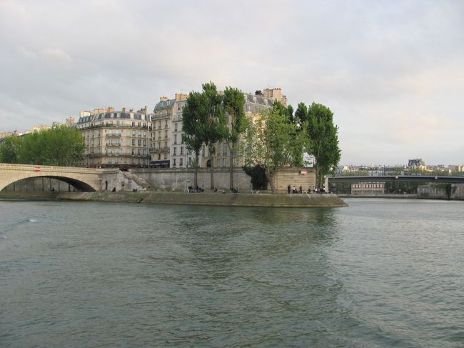 この日は夜景が見たかったので、シティラマのナイトクルーズと夜景スポット周遊ツアーに参加したが、この時期のパリは日が落ちるのが遅い。<br />写真は午後8時30分頃ですが、全然暗くなく。クルーズが終わってしばらくしてようやく暗くなってきました。