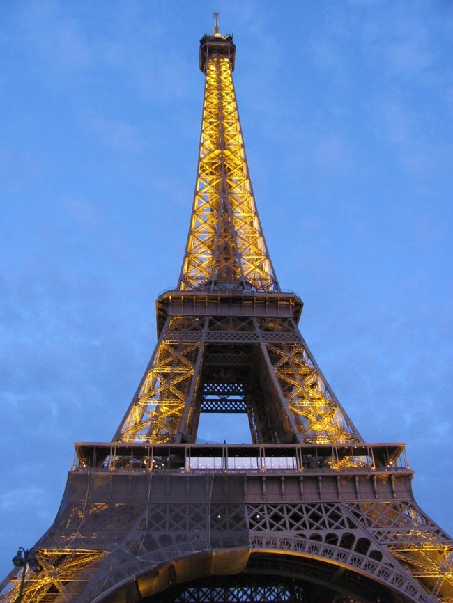 夜景スポットは車内から見る形だったので、写真を撮ったり、ゆっくり眺めたい人には向きません。<br />パリは夜でも普通に女性が歩いているくらいなので、気をつけていれば自力でも十分に観光できると思います。<br />ちなみにこのツアーは終了後ホテルまで送ってはくれません。