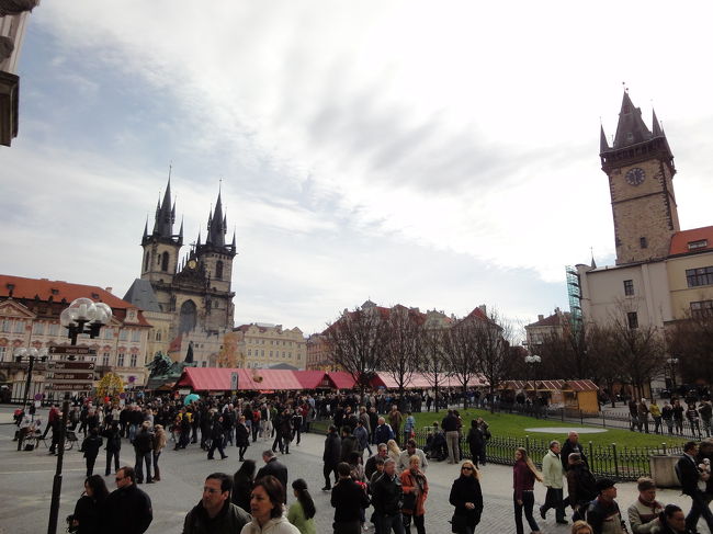 旧市街広場<br />朝からにぎわっている