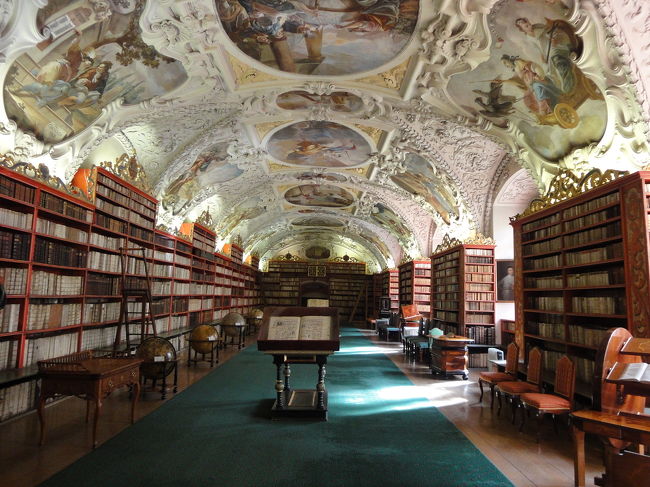 ストラホフ修道院の図書館の天井<br />素敵すぎます