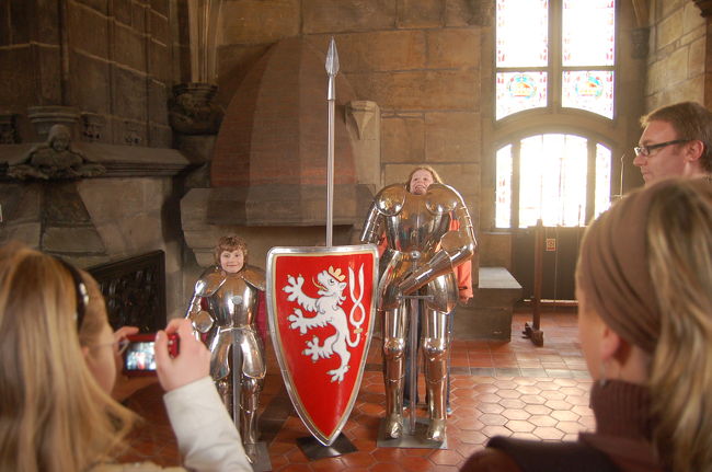 火薬塔の中では記念撮影できます<br />右の子背伸びしているけど少し届かず