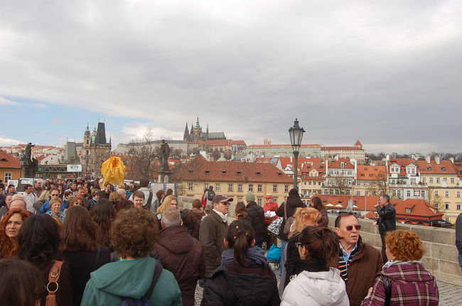 カレル橋<br />混んでいます
