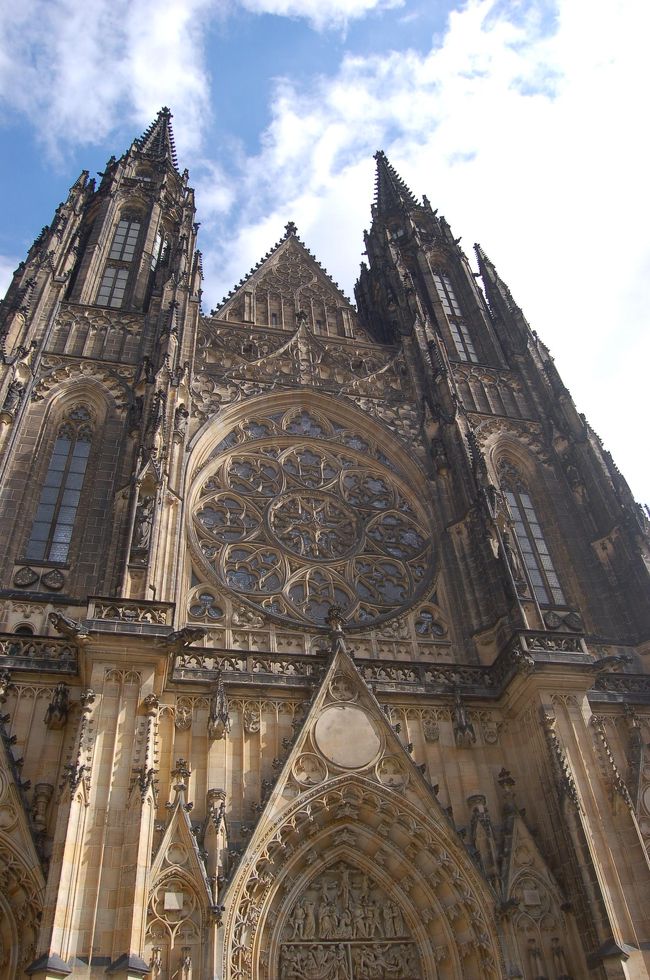 プラハ城内の聖ヴィート大聖堂<br />存在感あり<br />入るのに相当並んだ