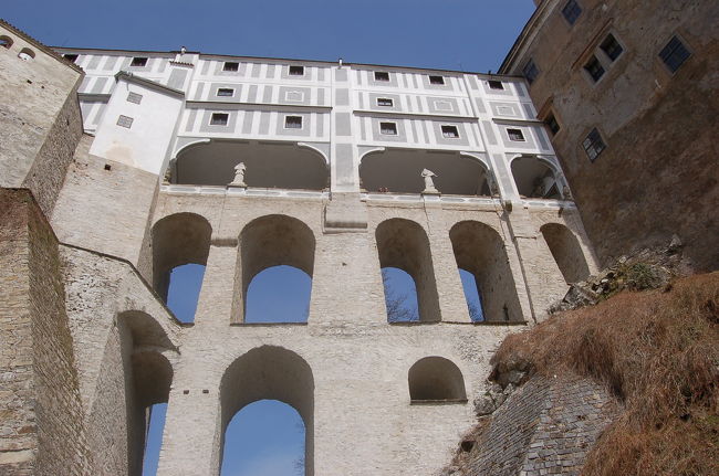 駐車場から入ると最初に見えてくる<br />チェスキークロムロフ城のアーチ<br />大きいです