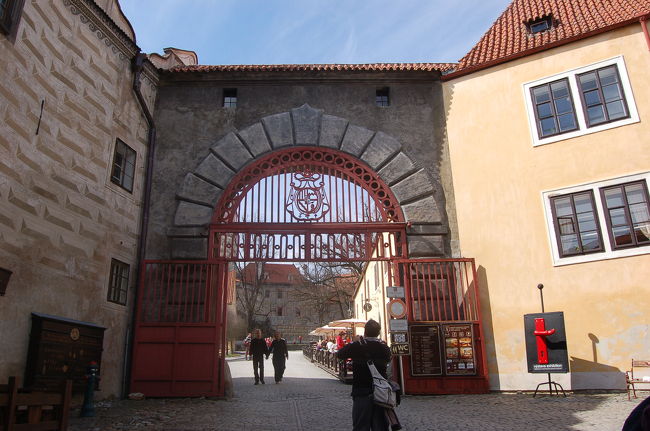 お城の入り口の赤い門