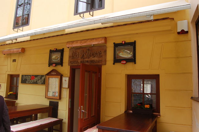 昼食をとったレストラン<br />川沿いにです<br />