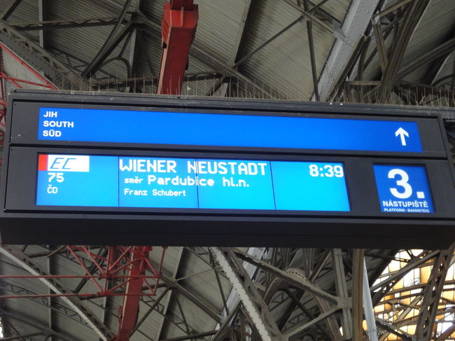 ウィーン行きの電車の電光掲示板