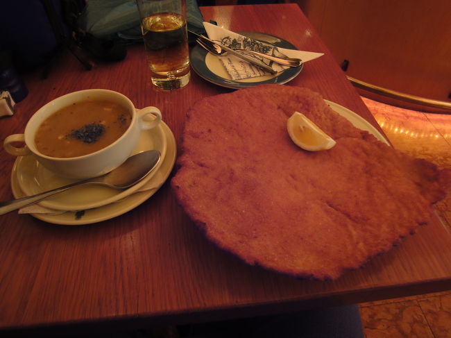 名物フィグルミュラーのウィンナーシュニッツェル<br />カツレツ<br />大きすぎて飽きます