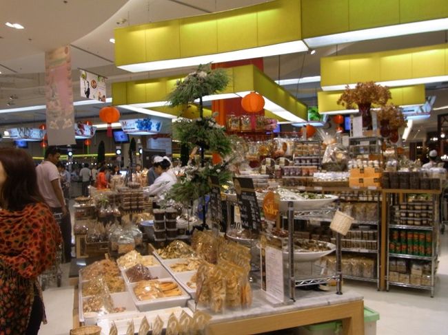 レジで他の外人？が買っていたグレープフルーツの大判？みたいなのが美味しそうで、思わず探し回りました。結果、日本で言う、ザボン、ボンタンに似たものです。今回はこれがお気に入りになしました。<br />しかし、買うたびに甘さにひどい差があり、<br />伊勢丹で買ったのが一番美味しかった。<br />さすが、伊勢丹さんですね。（＾＾<br /><br />ちなみにこの写真はあくまでもパラゴンです。