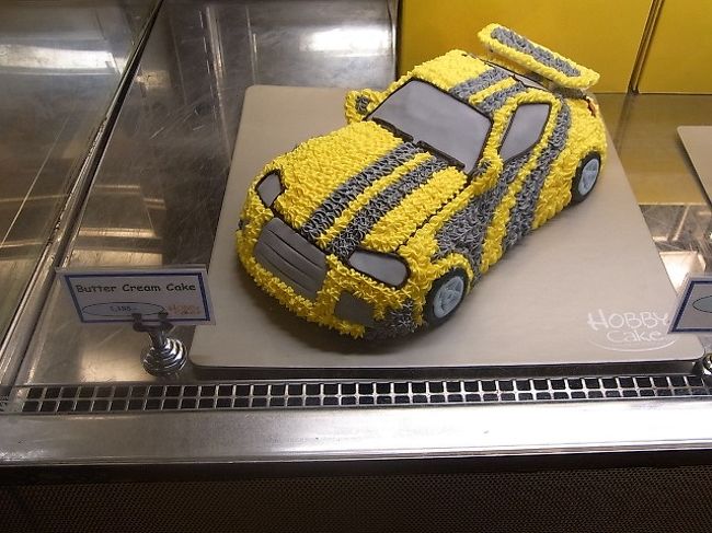 パラゴンのケーキ売り場で見つけたカーケーキ？<br />う〜〜〜ん、こうなりましたか。<br />しかし、各国でケーキを見るのは面白いです。<br />本当に色々♪<br />