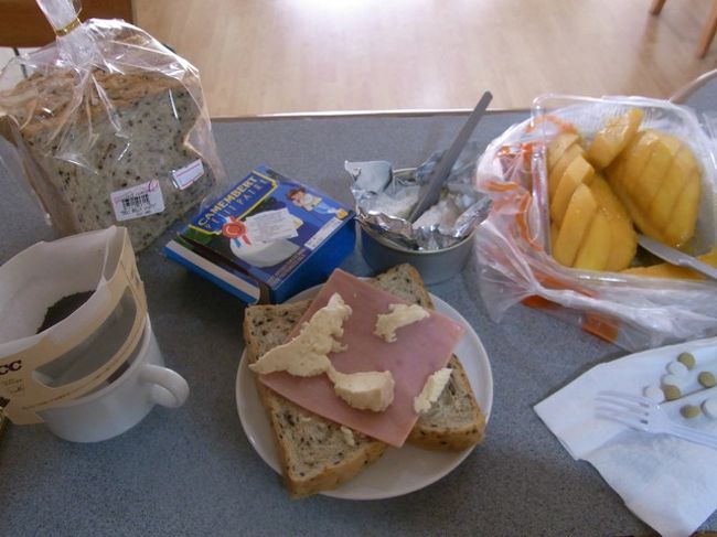 次の日の朝食は、パラゴンで買った毛糸？のパンと、<br />ハム、ゴマパン、チーズで豪華なものです。<br />