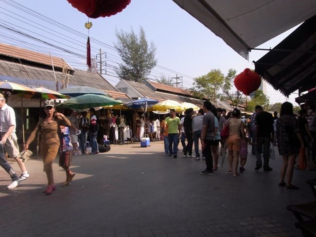 この日は一日チャトウチャク。<br />暑くて暑くて！カフェで休憩。<br />通りを眺めてしばし観光気分です。<br />