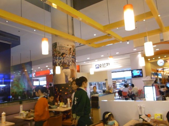 店内です。<br />餃子はまあまあだったかな。<br />もしかしたら、桂花とは経営が違うのでしょうか？<br />あまりにも味が違うので。<br />東京で学生時代を過ごした私には、<br />新宿の桂花のラーメンは衝撃でした。<br />北海道ラーメンに匹敵するものがあるとは！<br />それ以来のファンです。かれこれうん十年、<br />ええい！数えるな！と、（＾＾；<br /><br />