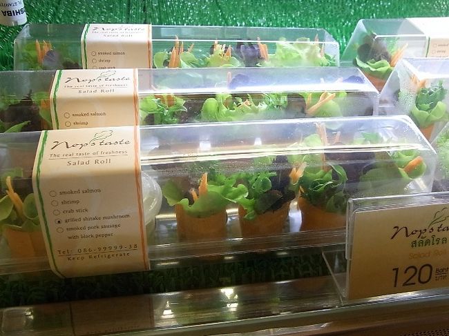 今回で決めたこと！<br />これからは各国でケーキの写真を撮りまくります。<br />ヽ（＾＾）ノ<br /><br />この写真はケーキと思って撮ったら、<br />どうやらサラダ？<br />サラダロールと書いてあります。<br />可愛いけれど、ここまでしなくても・・・